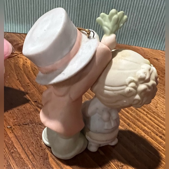 VTG PRECIOUS MOMENTS 2001 OUR FIRST CHRISTMAS TOGETHER PORCELAIN ORNAMENT 878855 - Picture 11 of 11